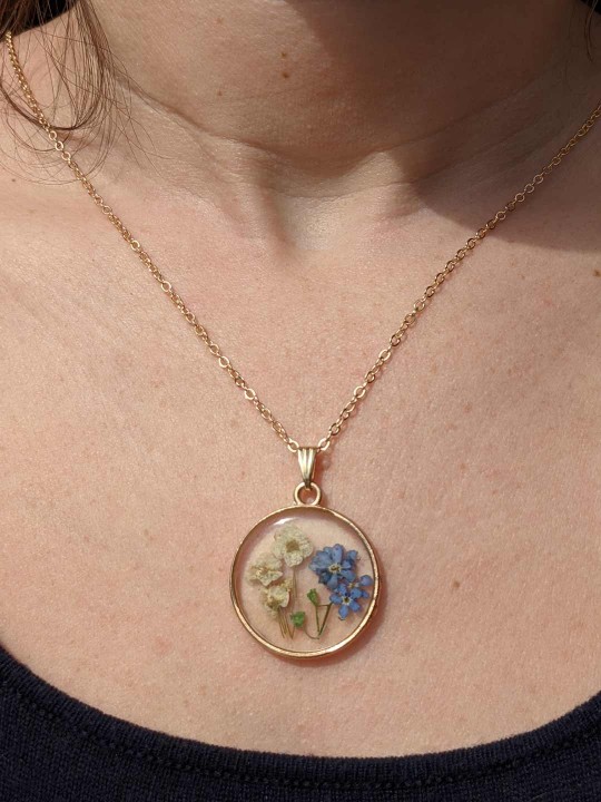 Collier rond contenant de véritables fleurs de Myosotis