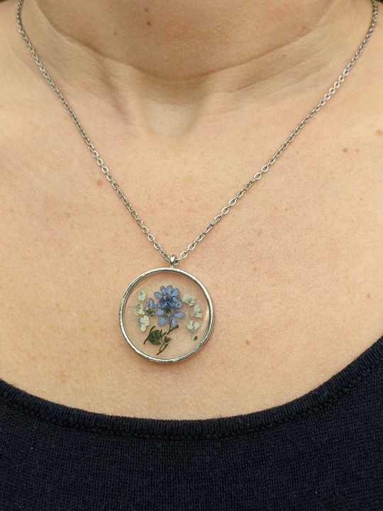 Collier rond contenant de véritables fleurs de Myosotis