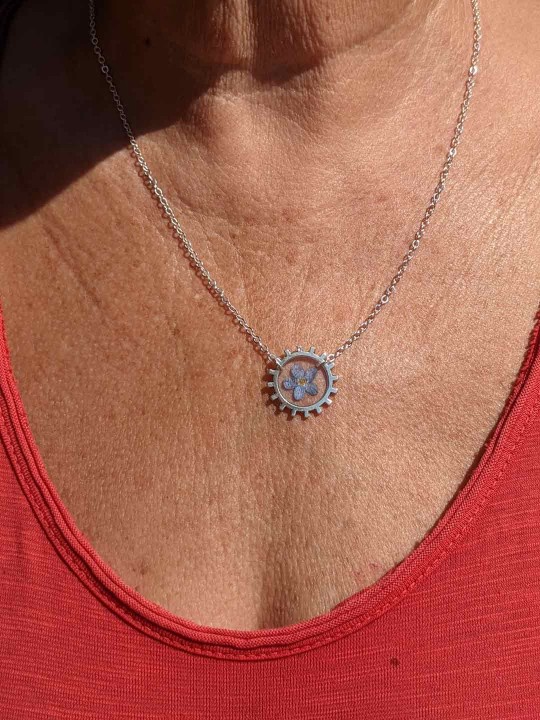 Collier en résine contenant une véritable fleur de Myosotis