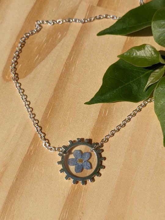 Collier en résine contenant une véritable fleur de Myosotis