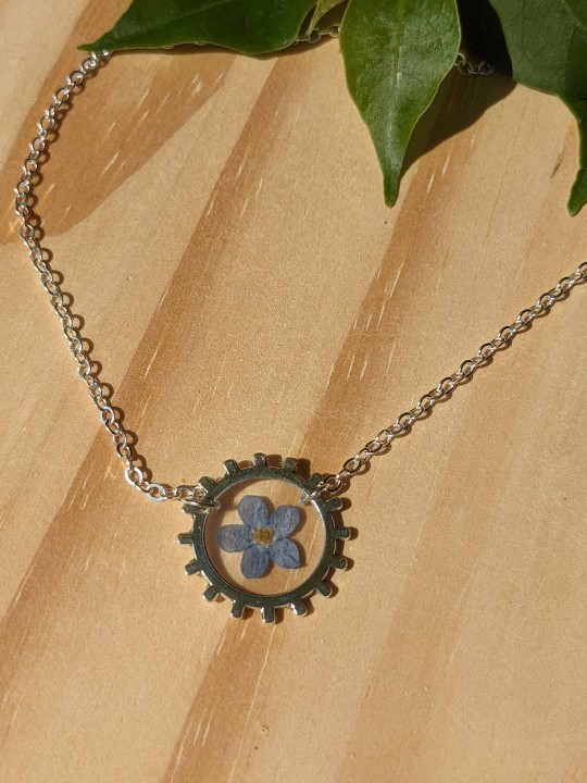 Collier en résine contenant une véritable fleur de Myosotis