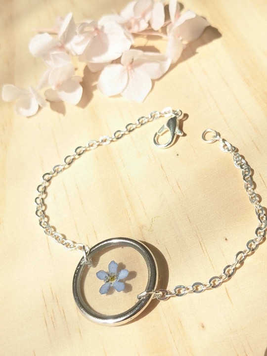 Bracelet en résine contenant une véritable fleur de Myosotis