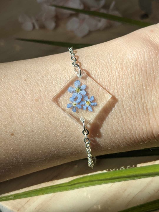 Bracelet en résine contenant une véritable fleur de Myosotis