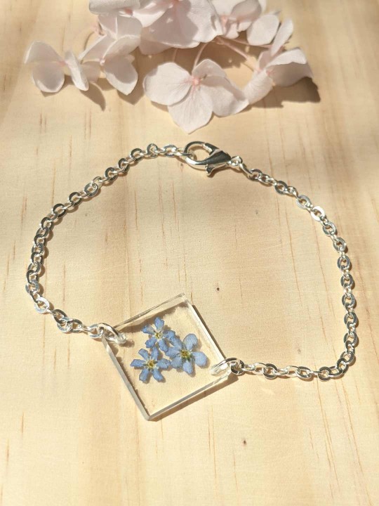 Bracelet en résine contenant une véritable fleur de Myosotis