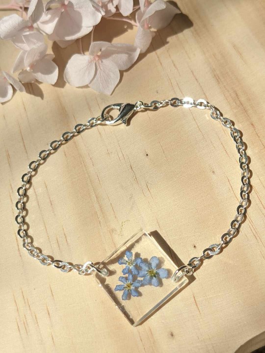 Bracelet en résine contenant une véritable fleur de Myosotis