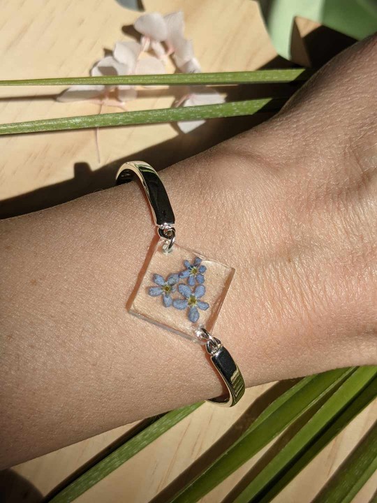 Bracelet en résine contenant une véritable fleur de Myosotis