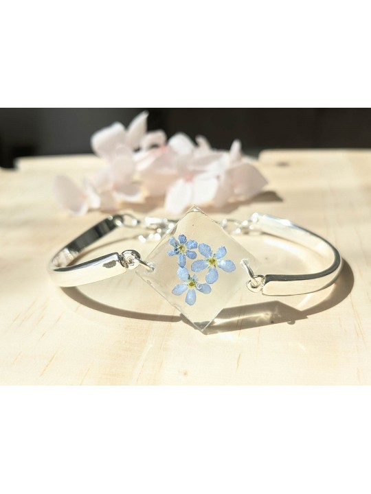 Bracelet en résine contenant une véritable fleur de Myosotis