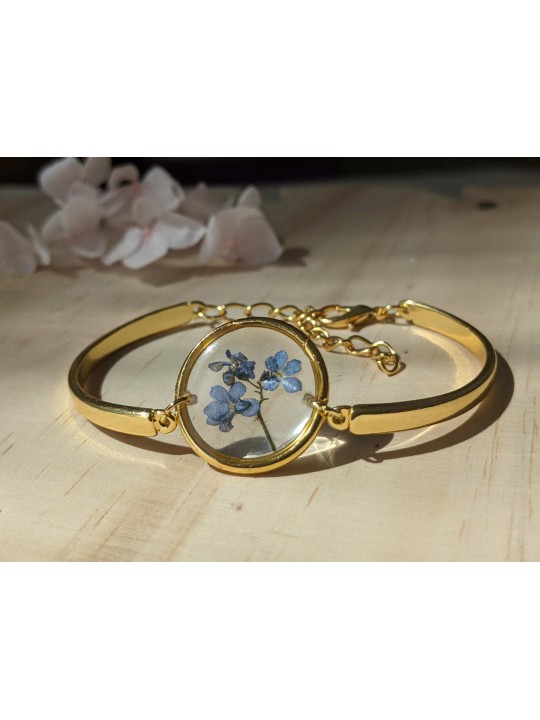 Bracelet en résine contenant une véritable fleur de Myosotis