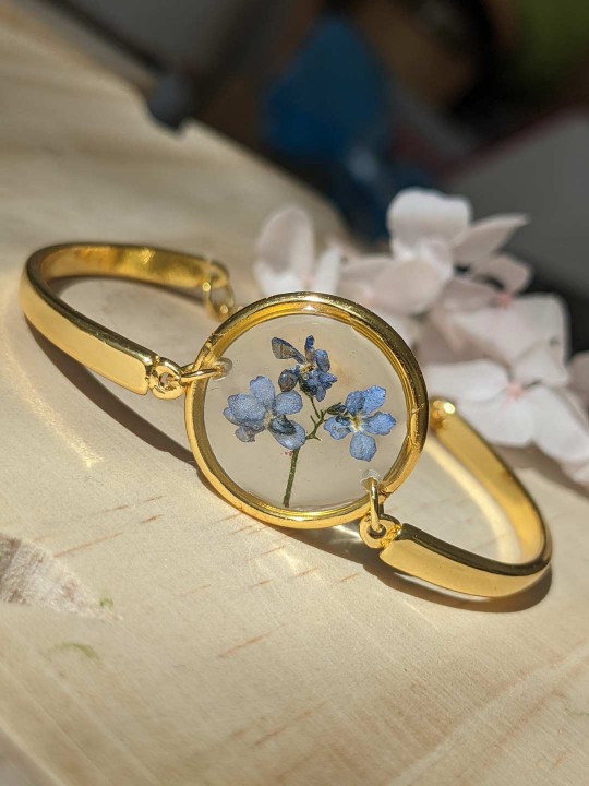 Bracelet en résine contenant une véritable fleur de Myosotis