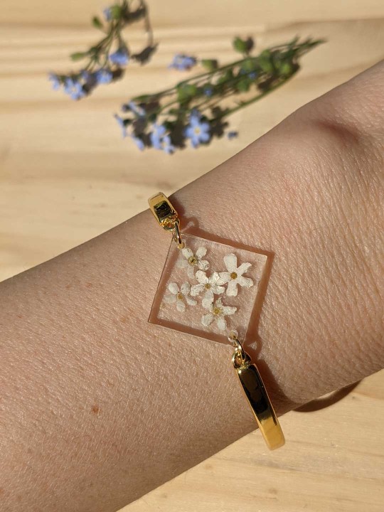 Bracelet en résine contenant une véritable fleur de Myosotis blanc