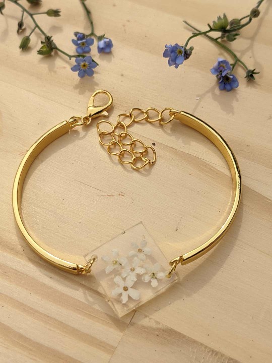 Bracelet en résine contenant une véritable fleur de Myosotis blanc