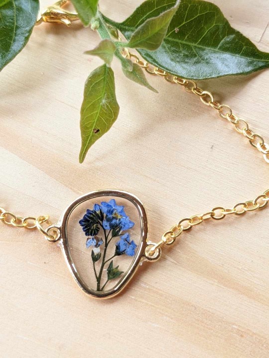 Bracelet en résine contenant une véritable fleur de Myosotis