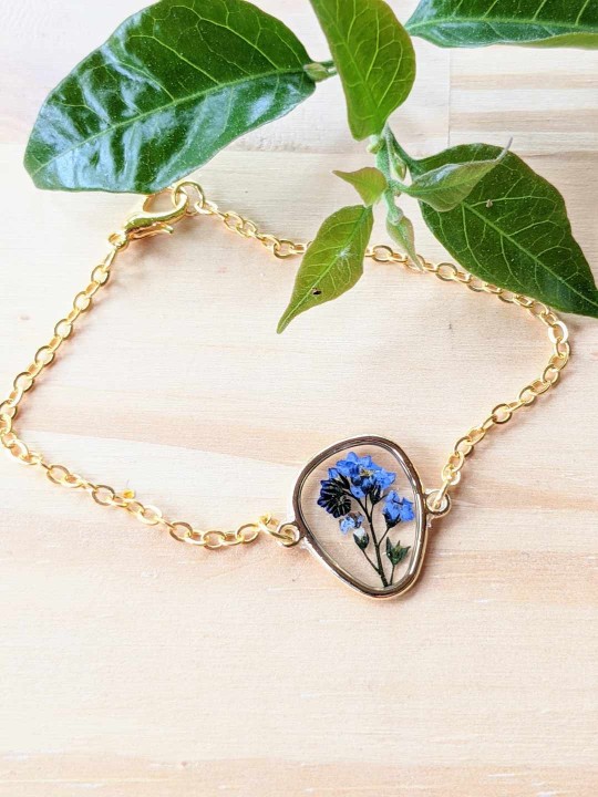 Bracelet en résine contenant une véritable fleur de Myosotis