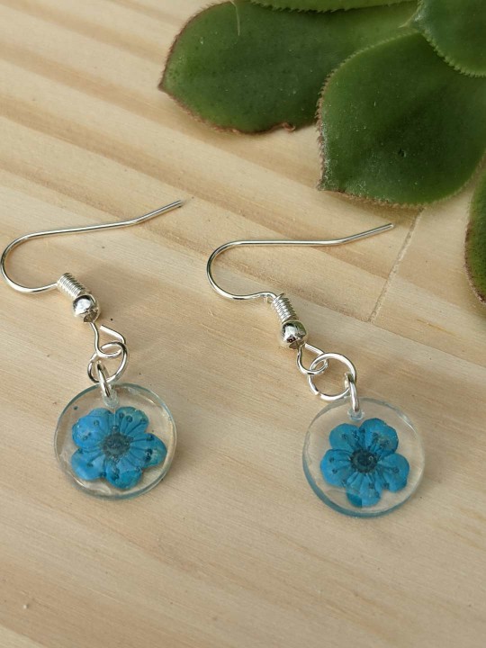 Boucles d'oreille pendantes en résine de véritables petites fleurs bleues