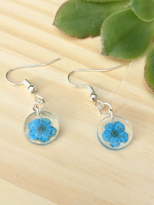 Boucles d'oreille pendantes en résine de véritables petites fleurs bleues