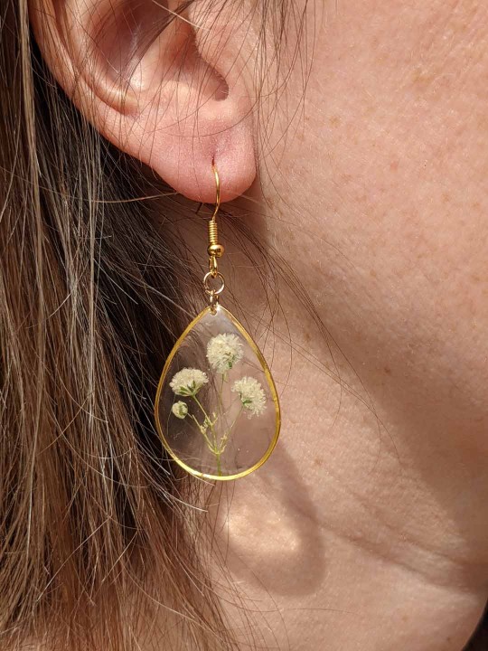 Boucles d'oreille goutte contenant une véritable fleur de gypsophile