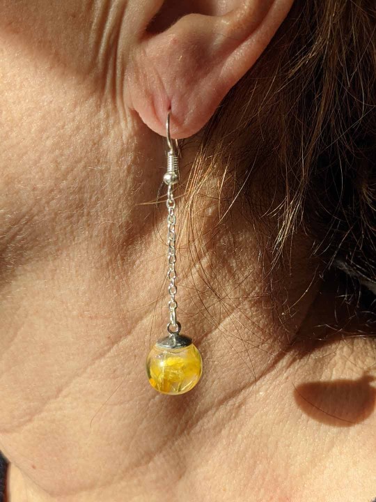 Boucles d'oreille longues contenant des fleurs jaunes