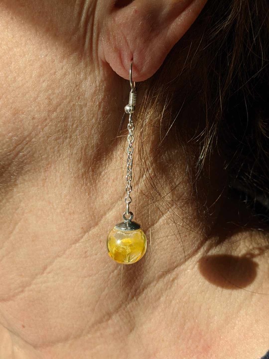 Boucles d'oreille longues contenant des fleurs jaunes