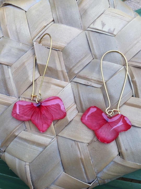 Boucles d'oreille pendantes en véritable pétale d'hortensia rouge en résine