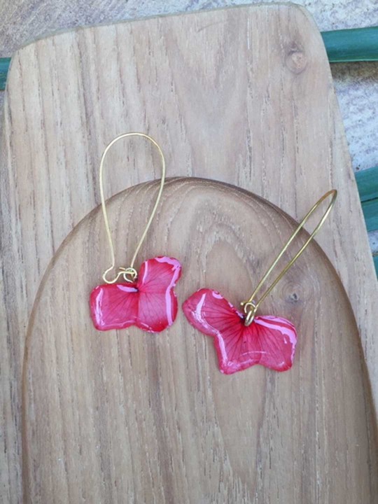 Boucles d'oreille pendantes en véritable pétale d'hortensia rouge en résine