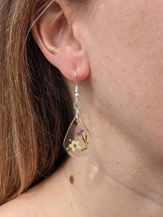 Boucles d'oreille pendantes en résine de véritables fleurs blanche / violette