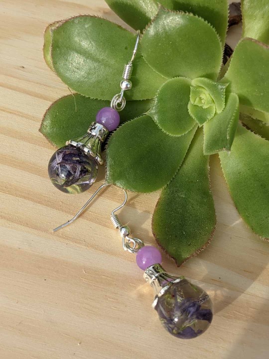 Boucles d'oreille pendantes en résine de véritables pétales de fleur violet