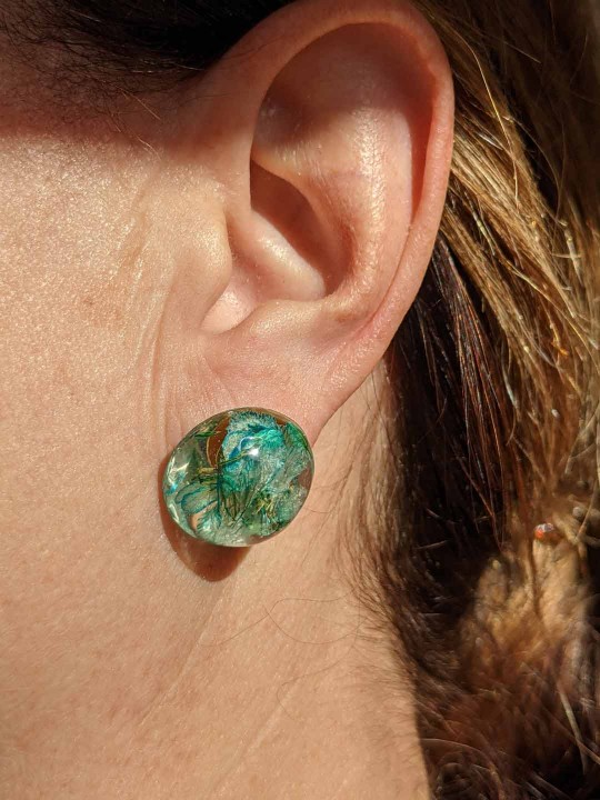 Boucles d'oreille puces en résine de véritable fleurs turquoise