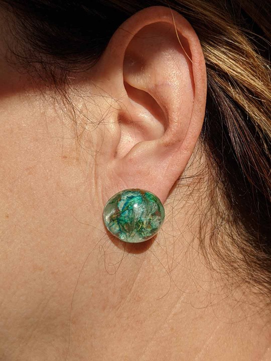 Boucles d'oreille puces en résine de véritable fleurs turquoise