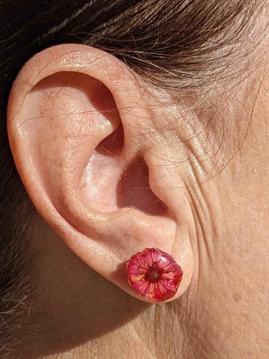 Boucles d'oreille puces de véritable fleur fuschia