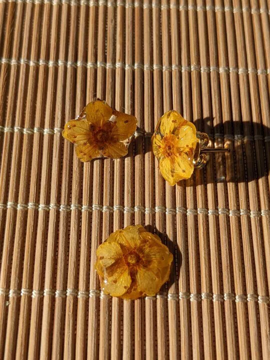 Boucles d'oreille puces de véritable fleur jaune