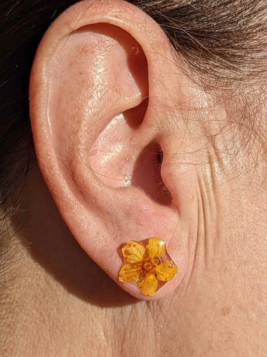 Boucles d'oreille puces de véritable fleur jaune
