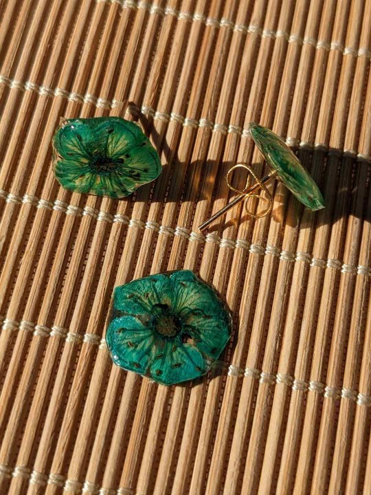 Boucles d'oreille puces de véritable fleur turquoise