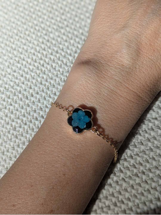 Bracelet contenant une véritable fleur bleue