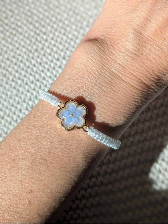 Bracelet contenant une véritable fleur de Myosotis