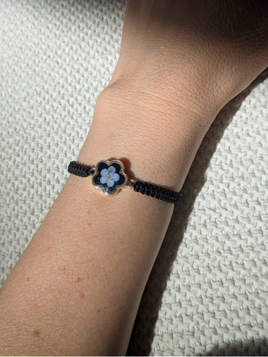 Bracelet contenant une véritable fleur de Myosotis