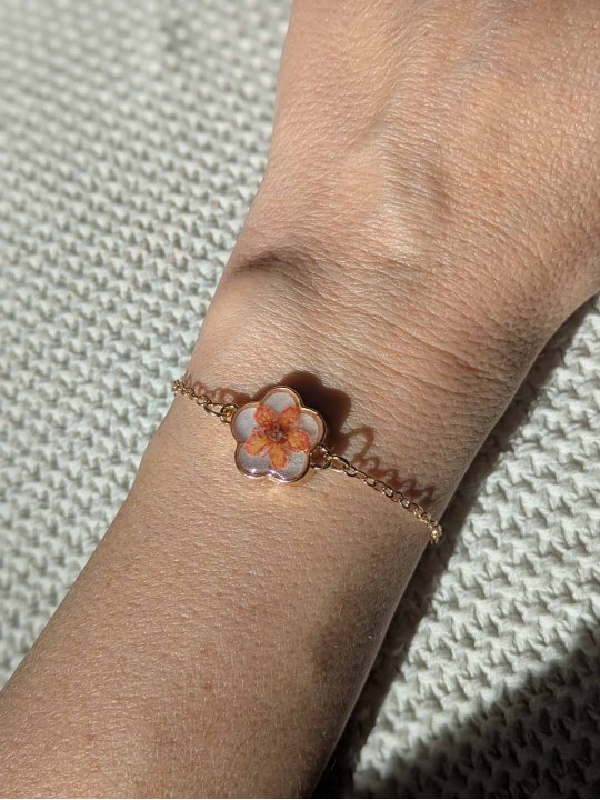 Bracelet contenant une véritable fleur orange