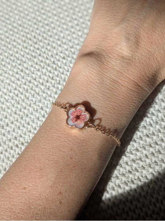 Bracelet contenant une véritable fleur rose