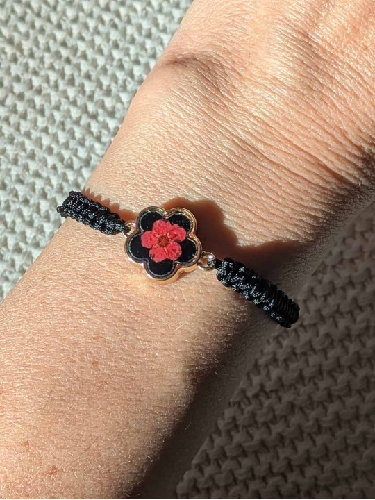 Bracelet contenant une véritable fleur rouge