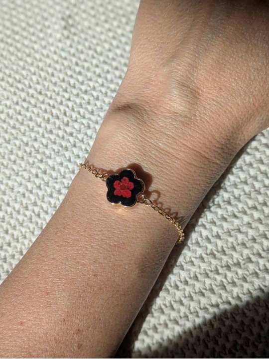 Bracelet contenant une véritable fleur rouge