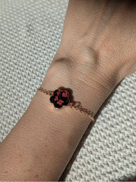 Bracelet contenant une véritable fleur rouge