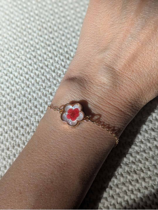 Bracelet contenant une véritable fleur rouge