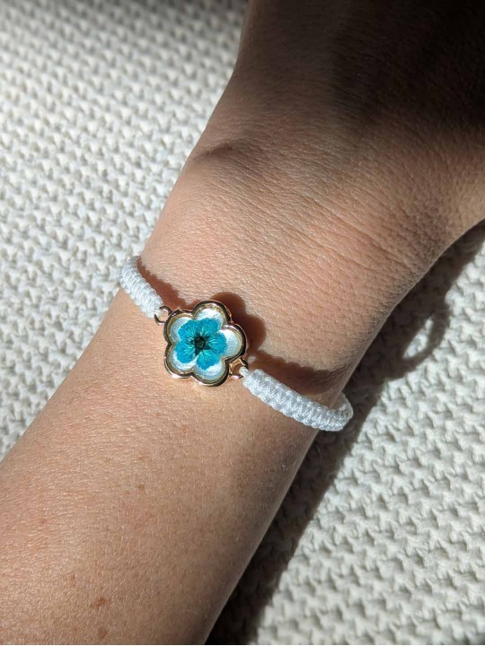 Bracelet contenant une véritable fleur turquoise