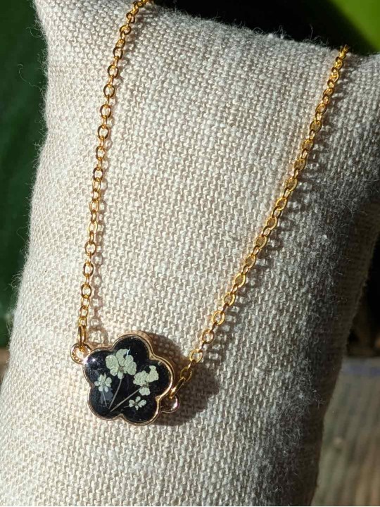 Collier contenant une véritable fleur naturelle