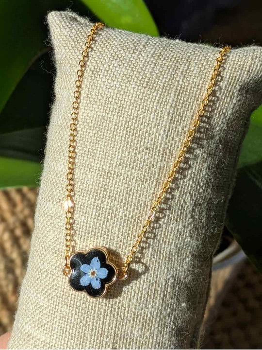 Collier contenant une véritable fleur de Myosotis