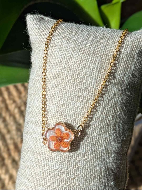 Collier contenant une véritable fleur orange