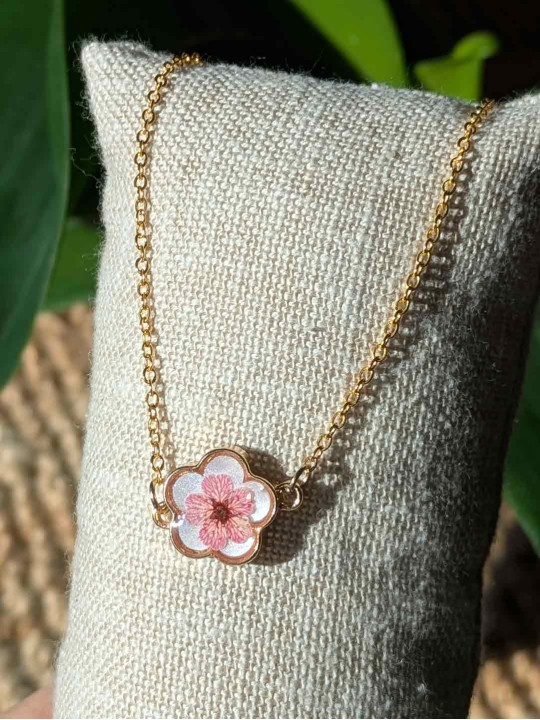 Collier contenant une véritable fleur rose