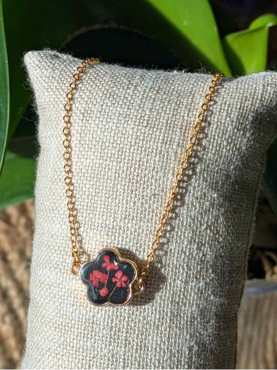 Collier contenant une véritable fleur rouge