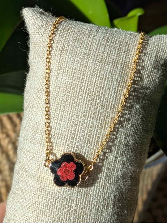 Collier contenant une véritable fleur rouge