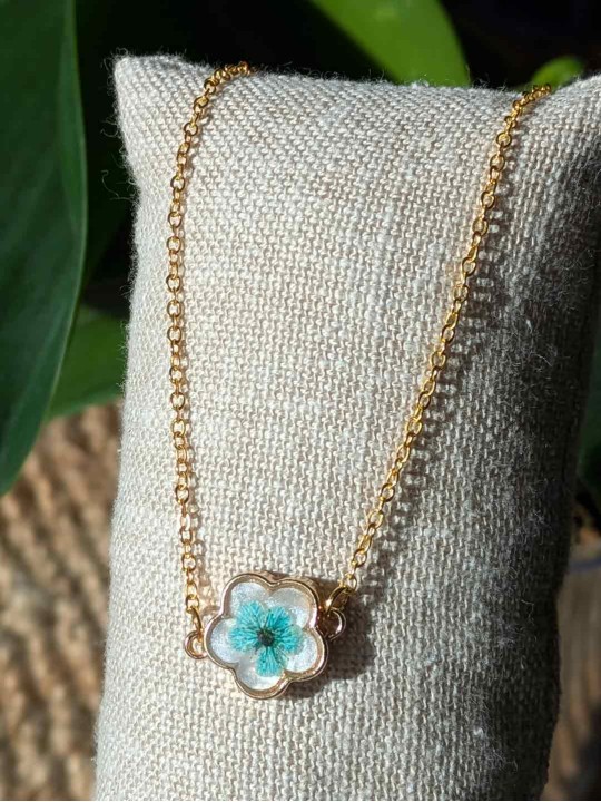 Collier contenant une véritable fleur turquoise