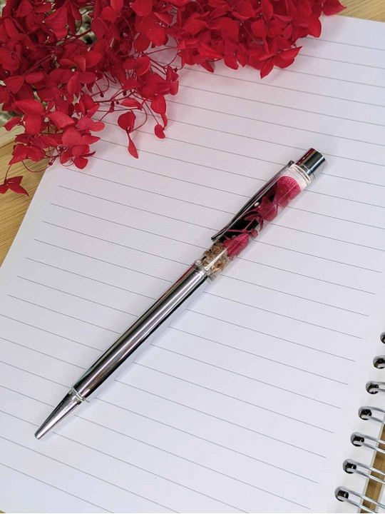 Stylo fleur immergée rose